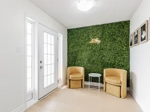 4 Bdrm Newly Renovated Villa w/ Parking - Image 5