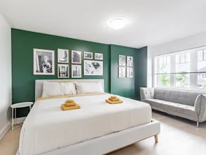 4 Bdrm Newly Renovated Villa w/ Parking - Image 3