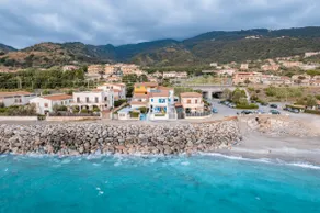 Luxury Beach Front Villa, Private Garden, Sea View - Image 3