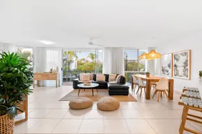 Penthouse with Private Roof top terrace- NOOSA - Image 2
