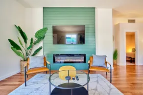 Cozy Vibes-1 Level Modern LUX 4 bdrm by everything - Image 2