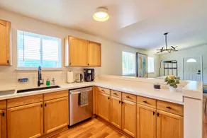 Cozy Vibes-1 Level Modern LUX 4 bdrm by everything - Image 5