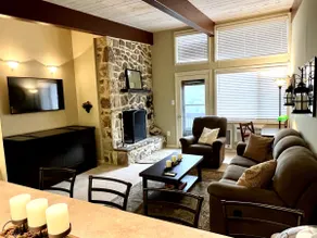 Slope-Side Condo, Pet Friendly w/ Fireplace &Views - Image 5