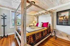Sleeps 8-Downtown-Fire Pit-Pets - Image 5