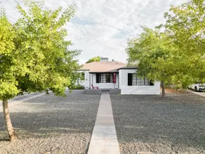 Family Friendly Home by Downtown with 3 Beds - Image 4