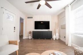 Family Friendly Home by Downtown with 3 Beds - Image 2