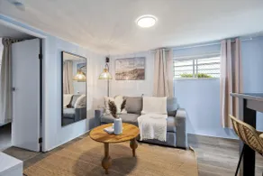 Vancouver 2-Bed Suite with Parking, Sleeps 5 - Image 2