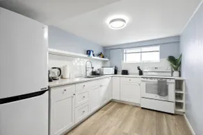 Vancouver 2-Bed Suite with Parking, Sleeps 5 - Image 3