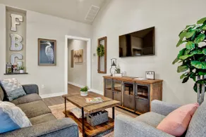 Modern Condo-3 min to Main - Image 2