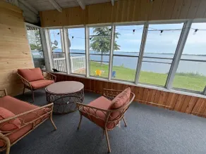 Four Season Waterfront Cottage / Howe Island - Image 3