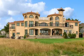 Hamptons Romantic Waterfront Queen Suite - Image 2