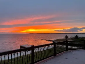 Hamptons Romantic Waterfront Queen Suite - Image 4