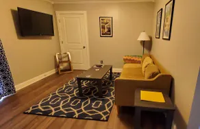 Cute and Cozy Garage Apartment - Image 4