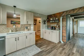 Country Getaway with a Hot Tub - Sleeps 8 - Image 4