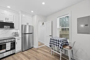 Luxury Townhouse in Downtown with Free Parking #3 - Image 5