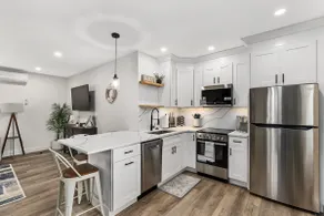 Luxury Townhouse in Downtown with Free Parking #3 - Image 2