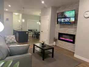 Luxurious 3 BR Villa with free parking - King Bed - Image 4
