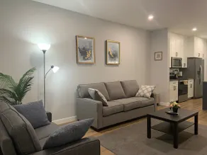 Luxurious 3 BR Villa with free parking - King Bed - Image 5