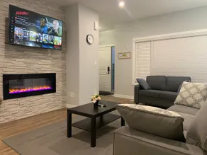 Luxurious 3 BR Villa with free parking - King Bed - Image 3
