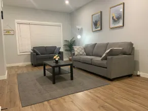 Luxurious 3 BR Villa with free parking - King Bed - Image 2