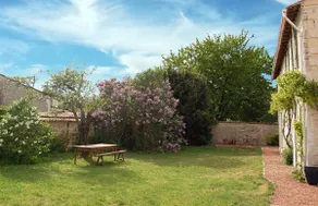Family home and enclosed garden - Image 2