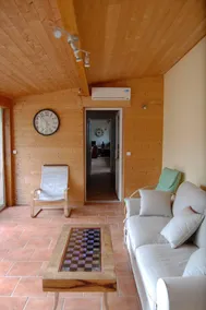 Family home and enclosed garden - Image 4