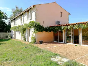 Family home and enclosed garden - Image 5