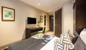 Stylish Ensuite: Self-Catering, Free Gym Access - Image 3