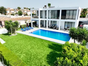 Luxury villa with large swimming pool and outdoor area - Image 4