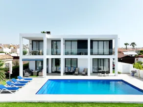 Luxury villa with large swimming pool and outdoor area - Image 3