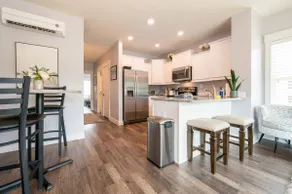 Beautiful Downtown/River VIEWS! Walk Everywhere! - Image 4