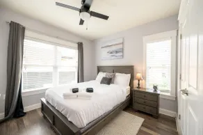 Beautiful Downtown/River VIEWS! Walk Everywhere! - Image 2