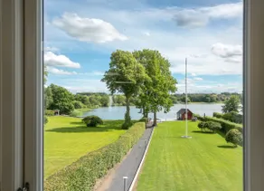 Modern downtown apartment with lake view - Image 5