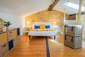 ”The Charming”, Quiet, Central and Air-Conditioned! - Image 3