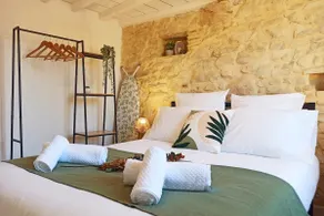 ”The Charming”, Quiet, Central and Air-Conditioned! - Image 2