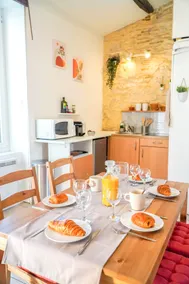 ”The Charming”, Quiet, Central and Air-Conditioned! - Image 4