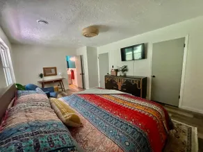 Vibrant 1 Bedroom Haven in South Knox - Image 3