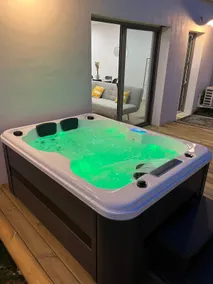 An air-conditioned cocoon with a hot tub - Image 3