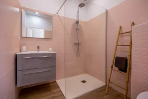 An air-conditioned cocoon with a hot tub - Image 4