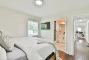 Stunning Renovated Home Near Battery Park and City - Image 4