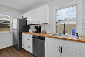 3-BR patio haven near downtown - Image 4