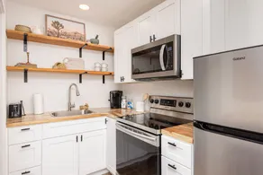 Private, Convenient Studio Apartment - Image 2