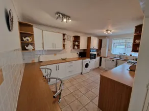 Spacious Four Bedroom House, 3 min walk to beach - Image 4
