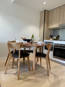 Fresh Apartment – Short Walk to Westfield - Image 5
