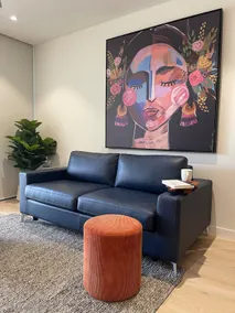 Fresh Apartment – Short Walk to Westfield - Image 2