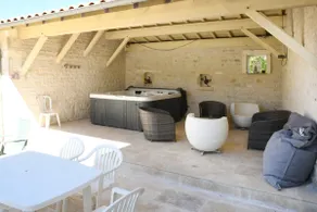 House with heated swimming pool and jacuzzi - Image 3