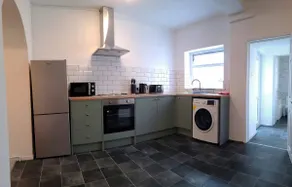 Spacious 4 Bed Home | Sleeps 9 • Parking - Image 3