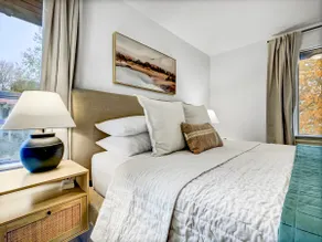 The Madison, Gorgeous Downtown Home w/ Hot Tub! - Image 3