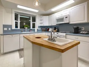 The Madison, Gorgeous Downtown Home w/ Hot Tub! - Image 4