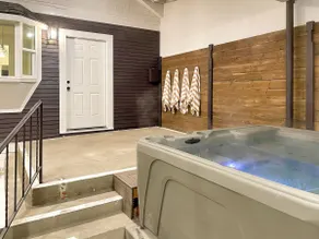 The Madison, Gorgeous Downtown Home w/ Hot Tub! - Image 5